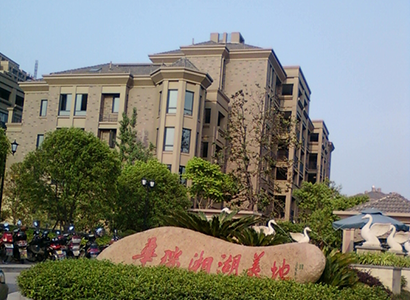 杭州地區(qū)樓宇對(duì)講系統(tǒng)是一種高效的安全管理工具，可以提升樓宇安全管理的效率。該系統(tǒng)可以實(shí)現(xiàn)樓宇內(nèi)部通訊、緊急呼叫、監(jiān)控等功能，有效地提高了樓宇的安全性和管理效率。該樓宇對(duì)講系統(tǒng)，可以快速響應(yīng)緊急情況，及時(shí)采取措施，保障人員和財(cái)產(chǎn)的安全。此外，該系統(tǒng)還具有易于安裝、操作簡單、維護(hù)方便等優(yōu)點(diǎn)，是樓宇安全管理的理想選擇。